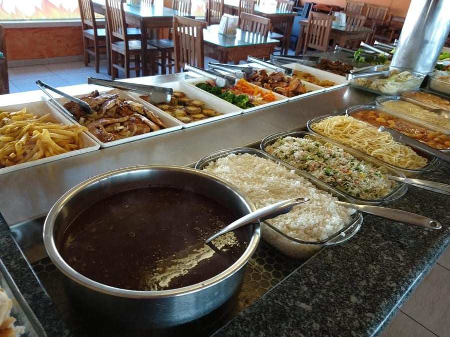 Buffet con opciones variadas