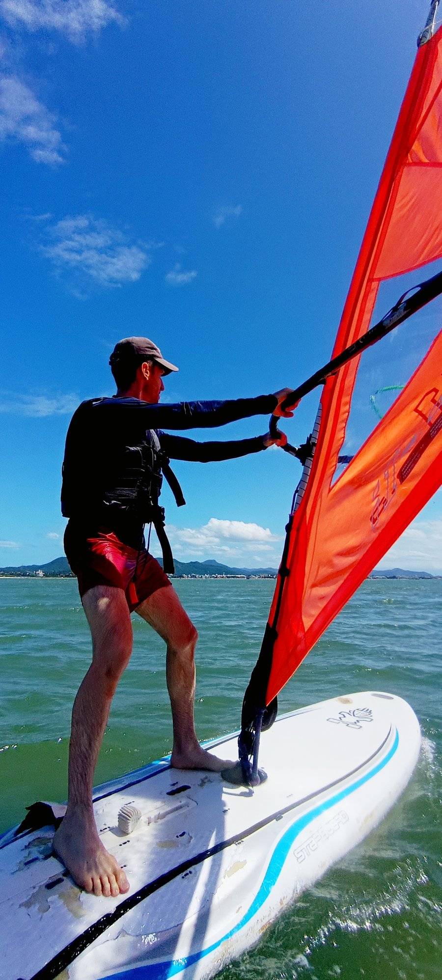 Encontrar o seu stance perfeito — com o corpo inclinado, braços esticados e pernas prontas para a pressão do vento — exige foco total. Esse nível de concentração funciona como uma meditação ativa, limpando a mente e eliminando o estresse do dia a dia.