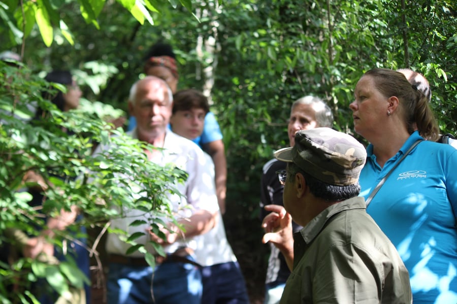 Na visita monitorada, você ou seu grupo fazem as trilhas acompanhados pelo Biólogo e Educador Ambiental do Bioparque, que vai aproveitar o tempo para trocar muitas ideias sobre as espécies de plantas, animais e fungos encontrados no caminho. Nessa atividade, você vai aprender sobre as interações naturais das espécies da Mata Atlântica, a forma como a natureza inspira a cultura humana, curiosidades e até dicas de sobrevivência, além das histórias dos animais que vivem aqui. É um passeio interativo com em média 1h30 de duração.