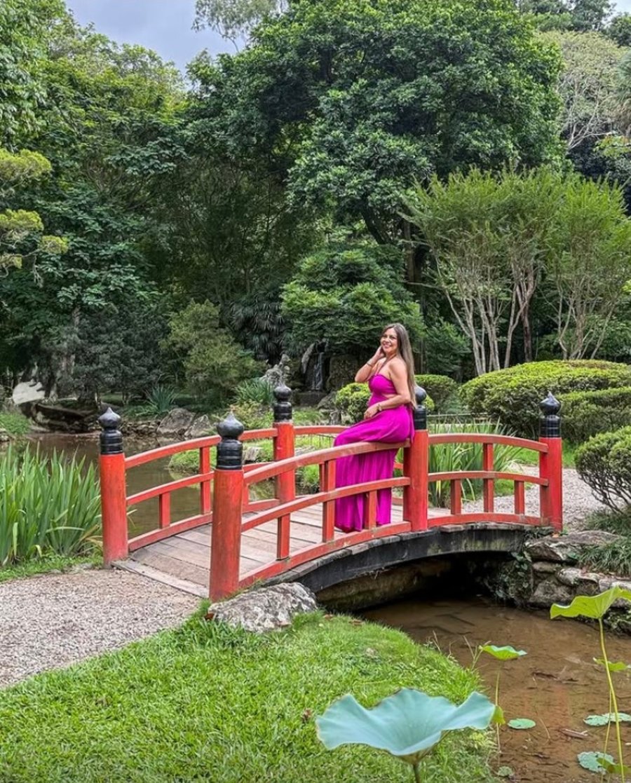 Ensaio para casal no Jardim Botânico do Rio com fotos espontâneas, paisagens cinematográficas e conexão com a natureza.