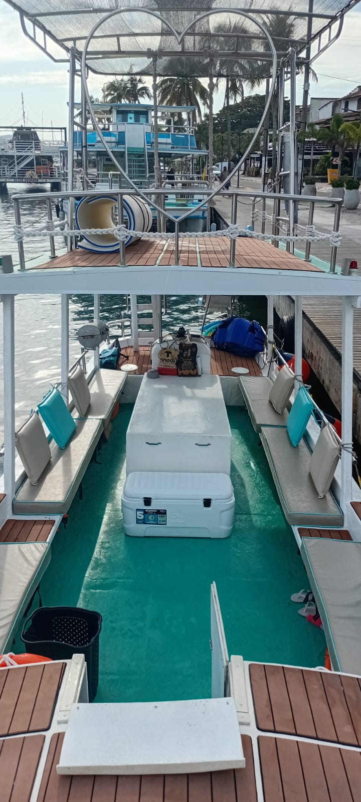 Passeio de Barco Privativo em Cabo Frio com Tobogã, Trampolim, Balanço, e Karaokê!