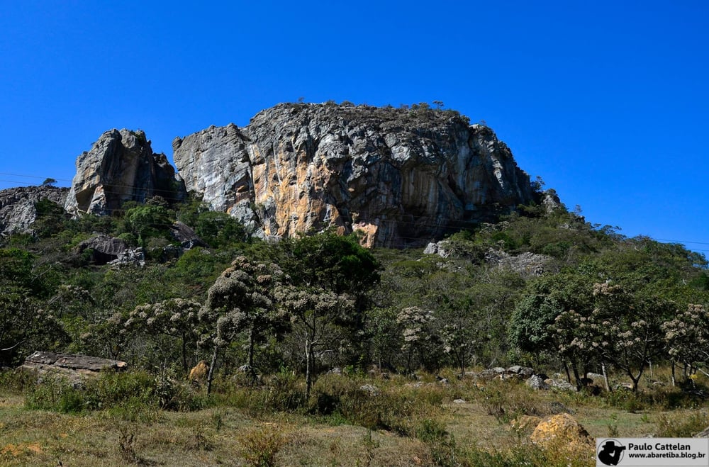 A Serra dos Lenheiros é uma cadeia montanhosa localizada em Minas Gerais, com paisagens deslumbrantes, vegetação rica e um ambiente ideal para ecoturismo.