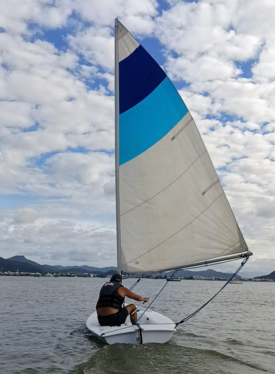 Não deixe o vento passar: transforme sua curiosidade em habilidade e comece a velejar hoje mesmo com equipamentos de ponta e instrutores experientes — agende sua experiência e sinta a liberdade em Ponta das Canas!