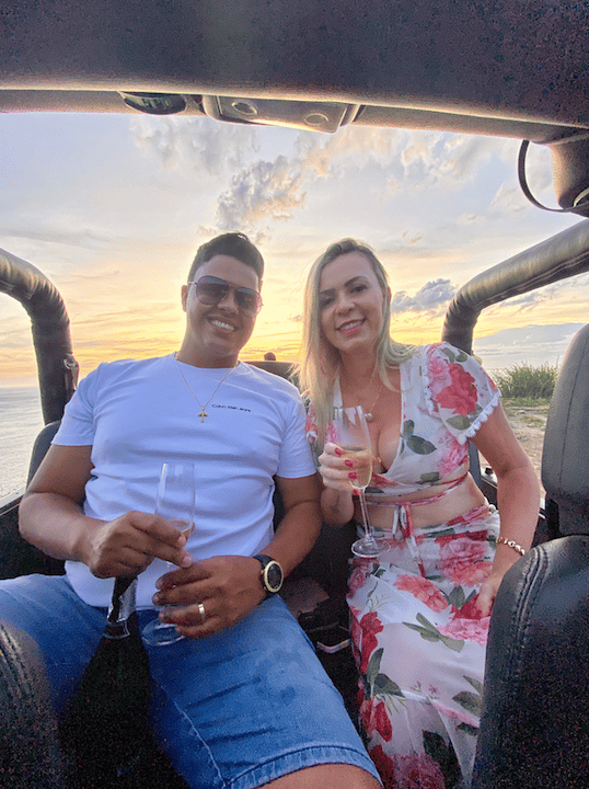 PASSEIO DE JEEP TROLLER FINALIZANDO COM ESPUMANTE NO POR DO SOL