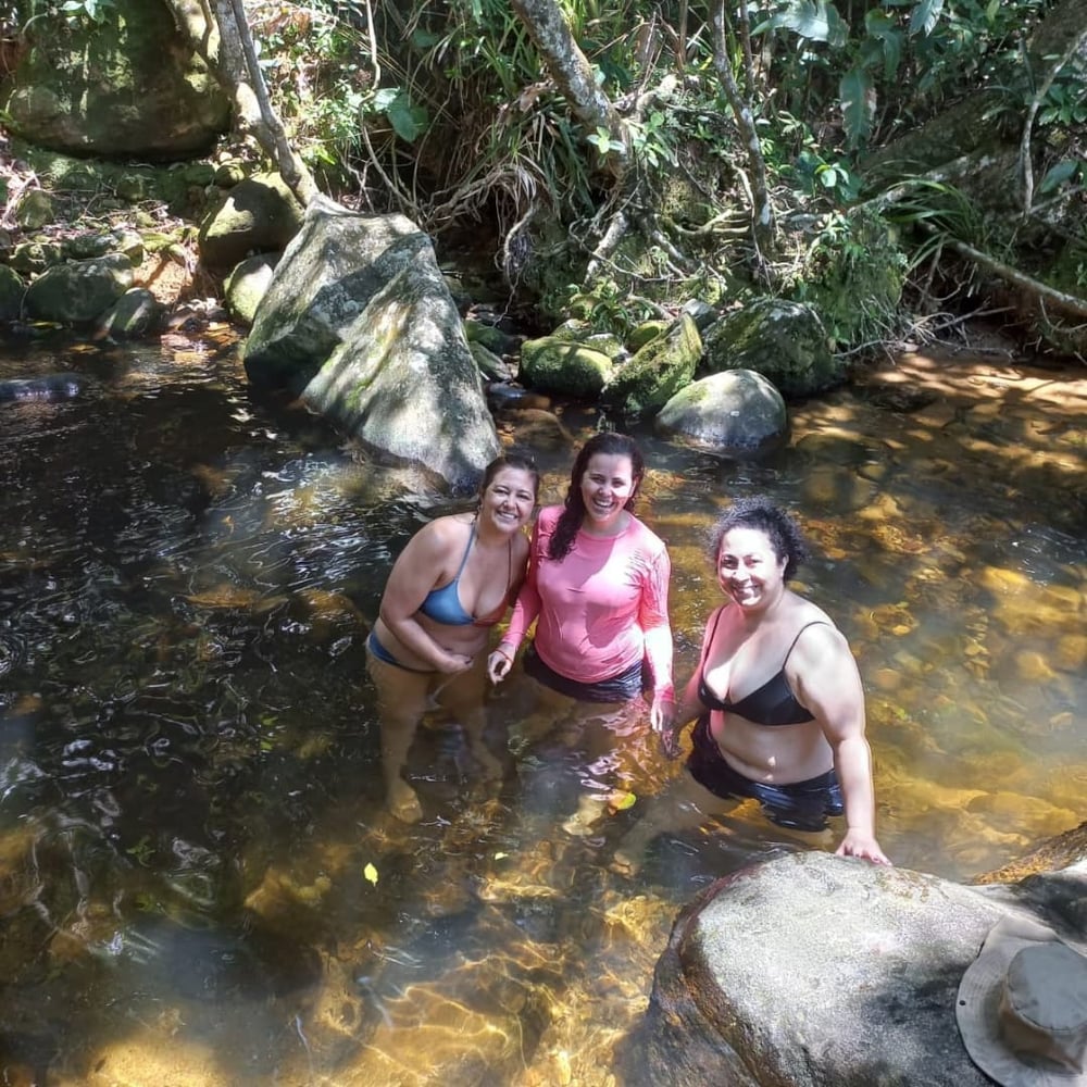 Passeio de barco na Ilha de Guarau: praias desertas e cachoeira