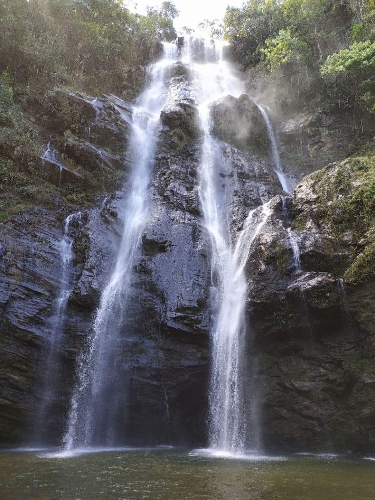 A Cachoeira do Índio, em Minas Gerais, é uma bela queda d'água rodeada pela natureza, com acesso fácil e ambiente perfeito para banho e descanso.