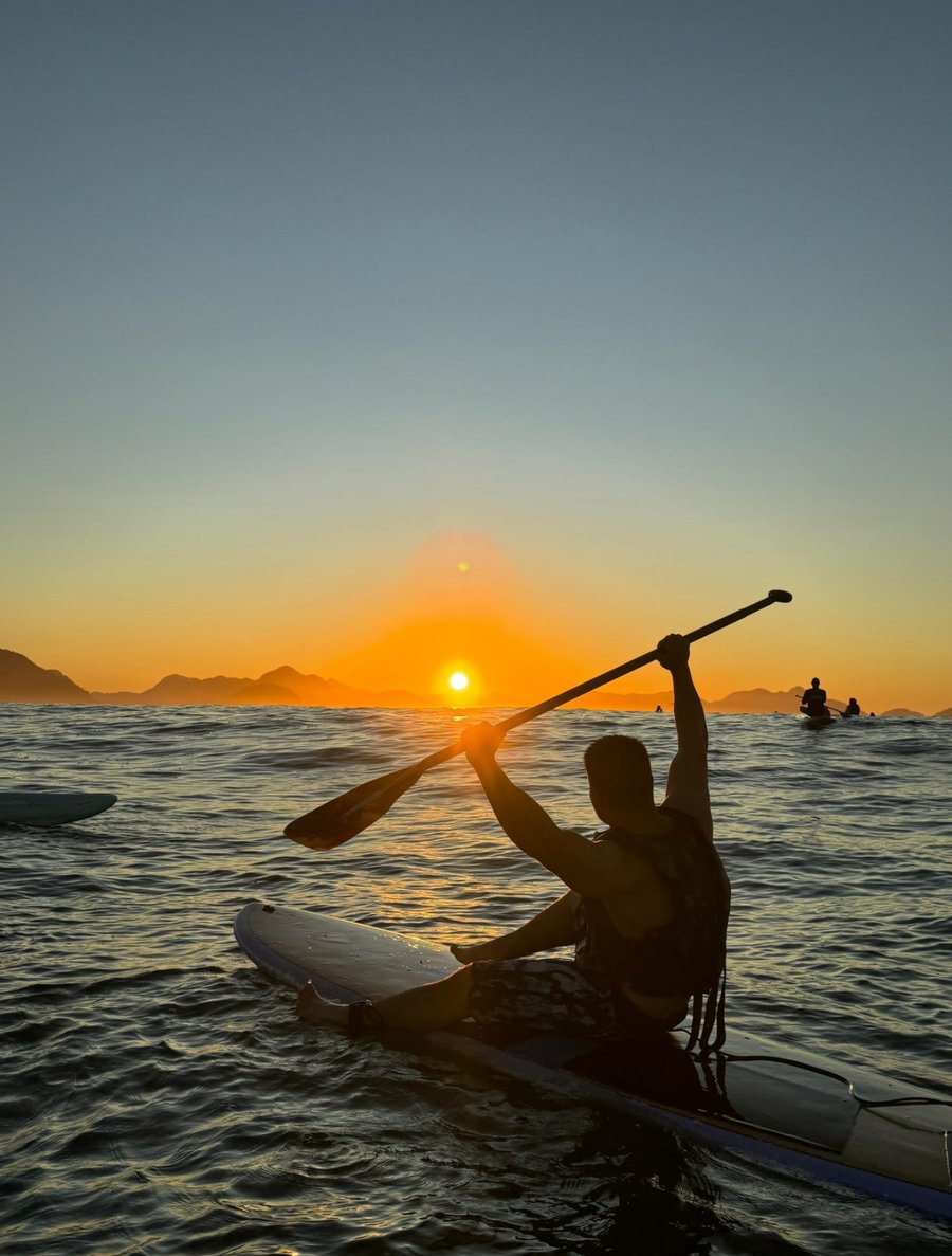     Viva o nascer do sol no Rio de Janeiro fazendo stand up paddle em uma experiência única, leve e inesquecível