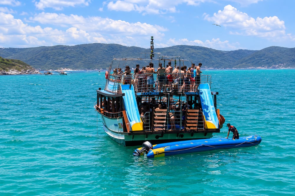 Embarque nesse passeio de barco em Arraial do Cabo