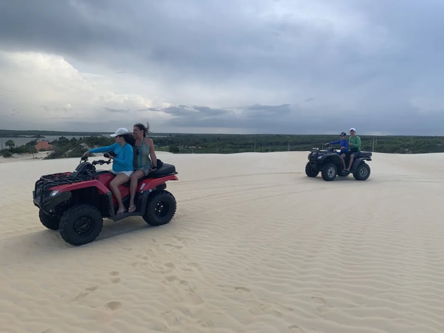 Roteiro de dia todo saindo das proximidades da Lagoa do Portinho e indo até a Praia do Itaqui, passando por trilhas, dunas e com várias paradas para fazer fotos e curtir a paisagem. Parada para almoço (não incluso no valor do passeio) a beira da praia e descanso, retorno por caminho similar.  Nesse roteiro você vai poder curtir banho de água doce e salgada, sem contar as falésias e o farol na praia de Itaqui que rendem imagens lindas!