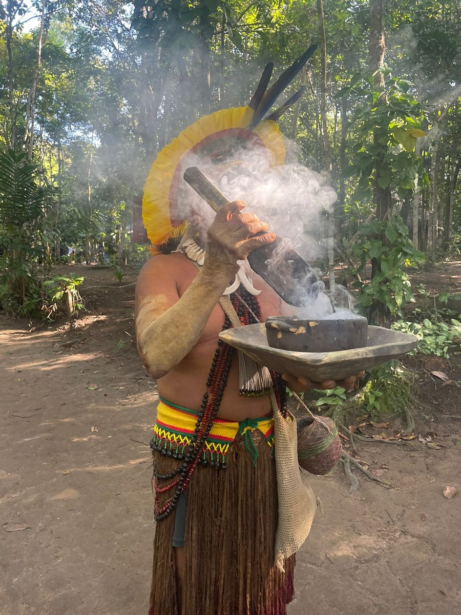 Era impossível não sentir: o pajé exalava uma essência maravilhosa que tocava até os corações mais fechados.