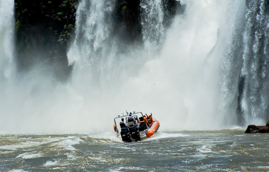 Momento que o barco entra em baixo de uma queda d’água!