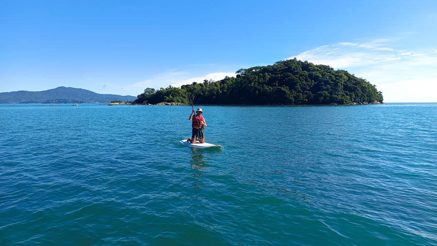 Partindo da Praia de Canasvieiras, nossa travessia guiada utiliza equipamentos de alta estabilidade, garantindo uma remada fluida até a Ilha do Francês.