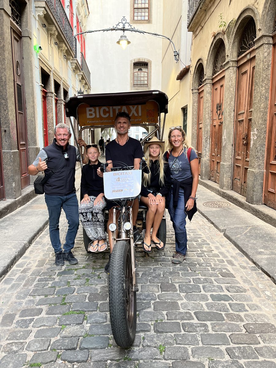 Os becos históricos do Rio de Janeiro estão sendo revitalizados. Nosso tour busca a transformação cultural sob o Arco dos Telles.