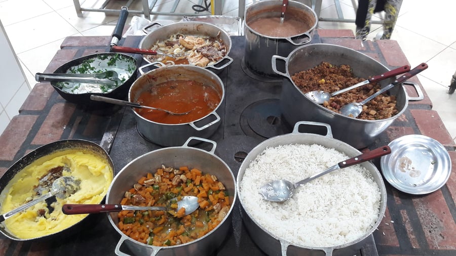 Comida mineira no fogão de lenha