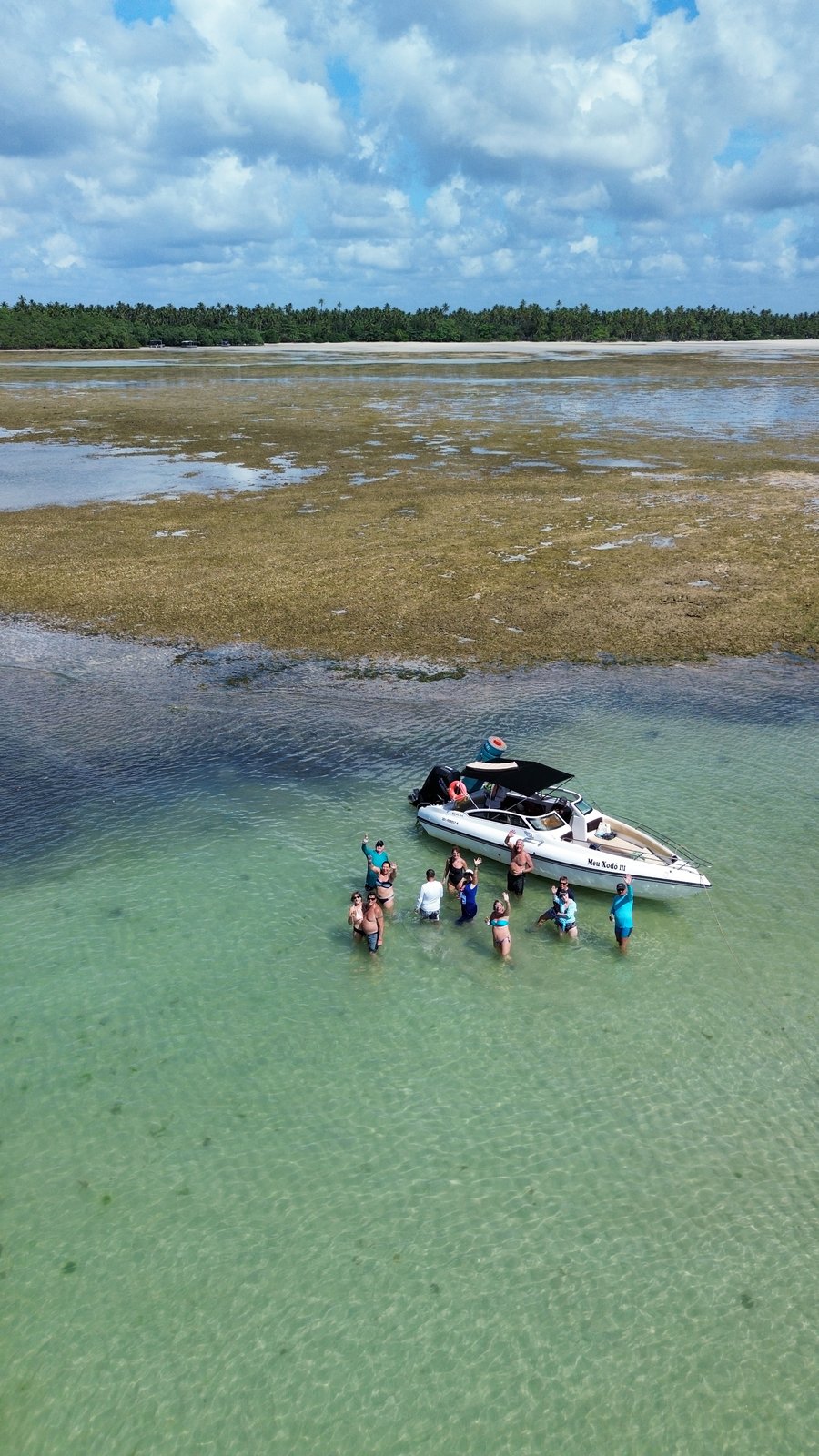 Lancha privativa em águas cristalinas da Ilha de Tinharé