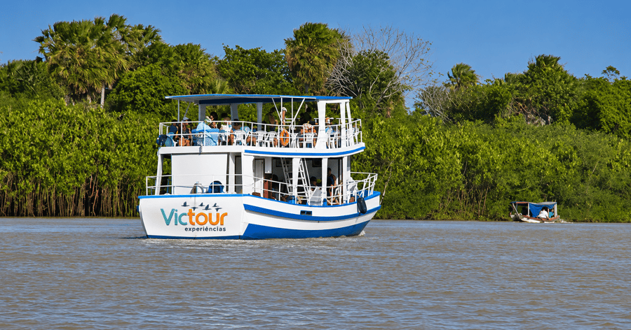 Viva uma experiência única no Delta do Parnaíba, desbravando suas belezas a bordo de um tradicional passeio de barco. Embarque nessa aventura pelos canais, ilhas, dunas e manguezais do único delta em mar aberto das Américas, onde a natureza se revela em toda sua exuberância.  Contemple paisagens paradisíacas, vivencie a cultura das comunidades ribeirinhas e mergulhe na riqueza natural da região ao longo da emocionante Rota das Emoções. Um dia repleto de descobertas e momentos inesquecíveis aguardam por você.  Desfrute de um delicioso lanche de frutas, delicie-se com um autêntico almoço regional e saboreie um incrível caranguejo em uma verdadeira experiência gastronômica. O passeio de barco pelo Delta promete conforto, segurança e diversão para toda a família, sendo uma escolha consagrada e favorita entre os viajantes que exploram o litoral do Piauí.  Embarque nessa jornada imperdível a partir do Porto dos Tatus e entregue-se aos encantos e mistérios desse destino fascinante. Prepare-se para criar memórias inesquecíveis que ficarão guardadas em seu coração para sempre.
