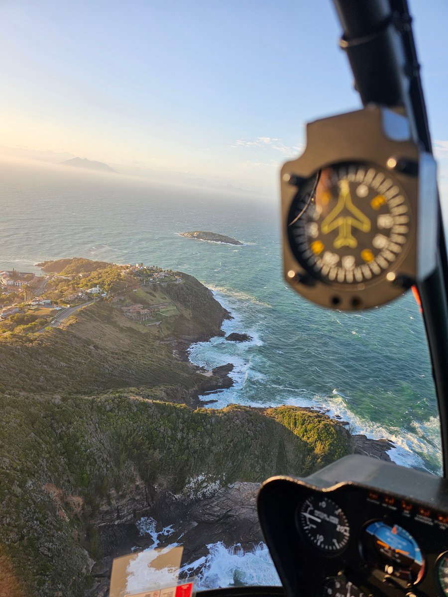 Explore o mapa completo da península de Búzios do alto. Veja a rota panorâmica cobrindo de Geribá a João Fernandes em um voo seguro. Reserve com sinal de 10%!