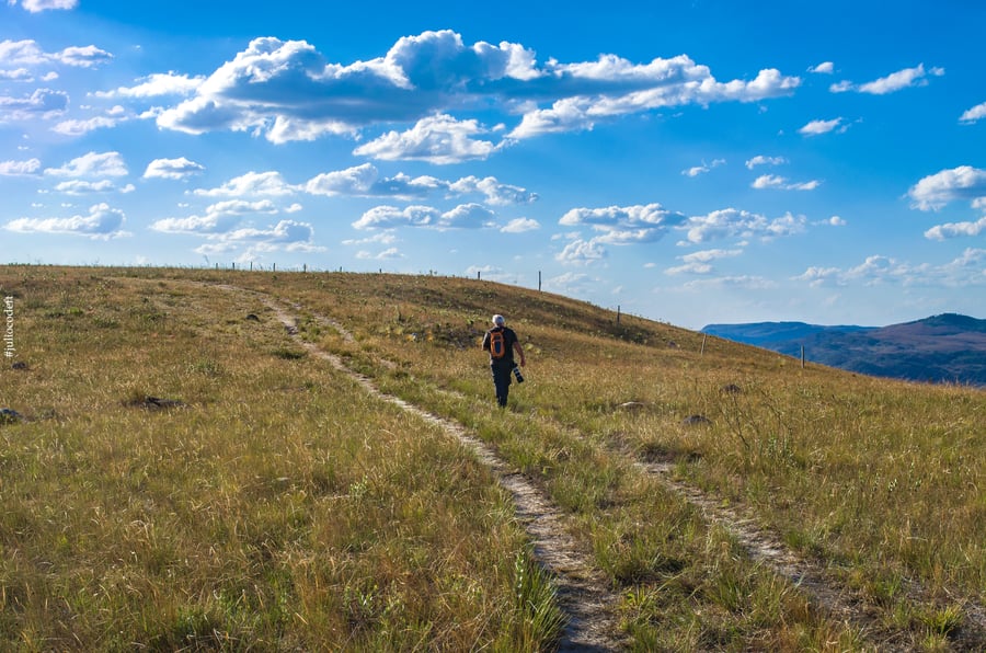 A trilha conduz entre esforço e descoberta, em ritmo constante com a natureza.