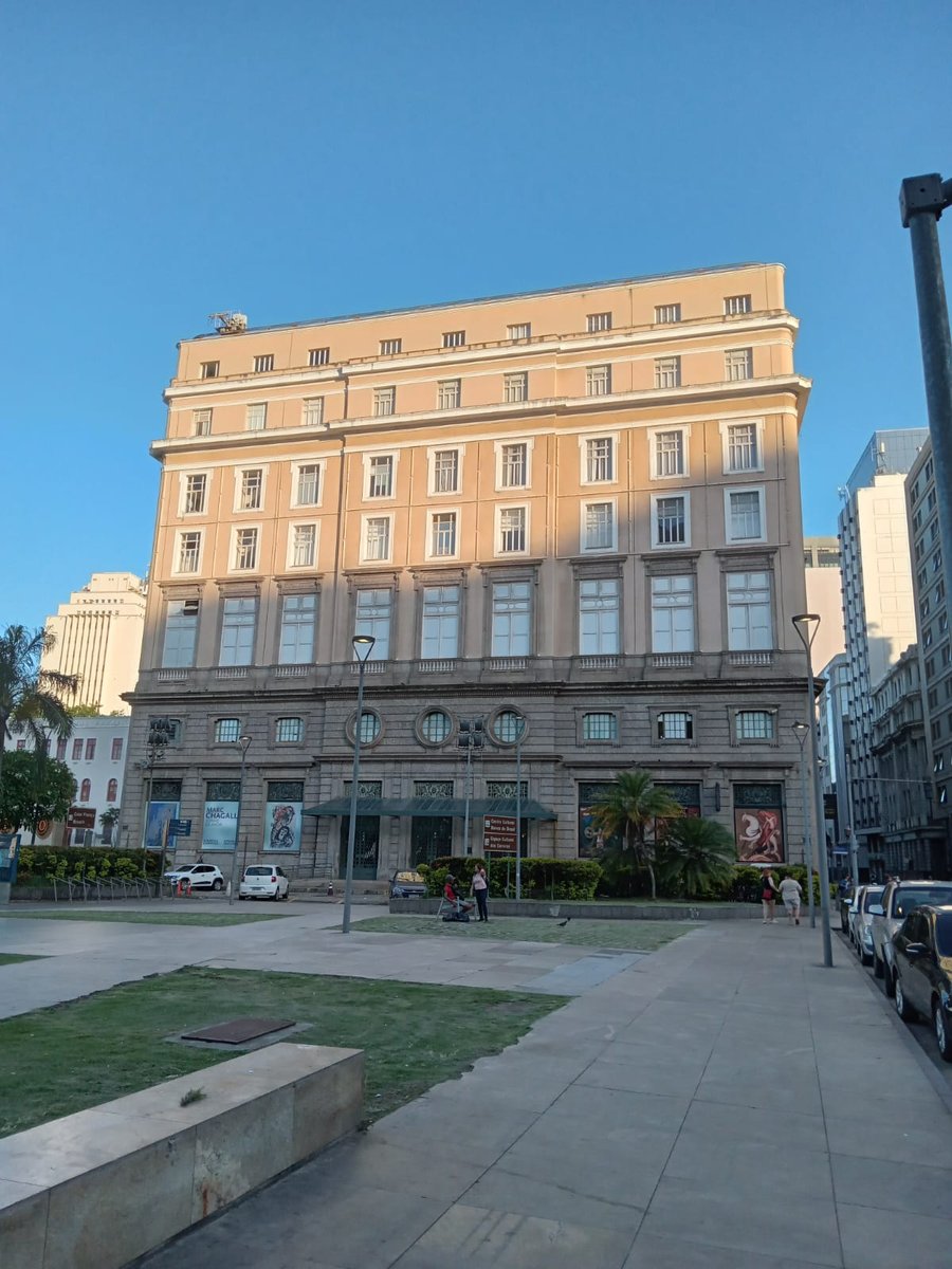 Conheça parte da história do Rio de Janeiro caminhando pelas suas ruas e visitando ícones do passado mesclados no agito do cotidiano, como Escadaria Selarón, Confeitaria Colombo, entre outros.