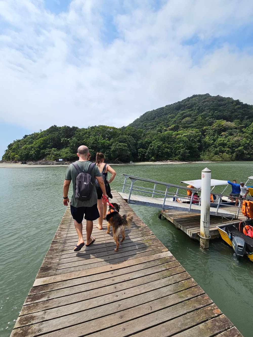 Aventura na praia Peruíbe pet friendly trilha, barco, pousada 