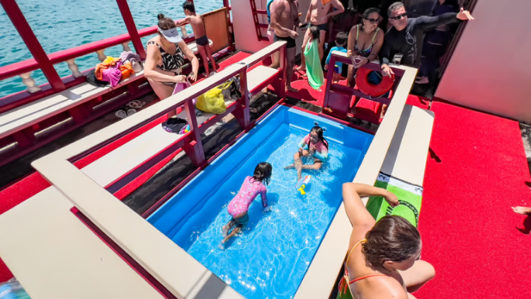 Escuna em Búzios com Toboágua e Piscina Infantil