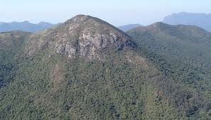 Trilha no Pico do Anhangava 