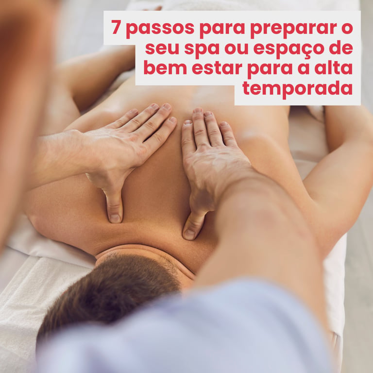 Terapeuta realizando massagem de cliente no spa