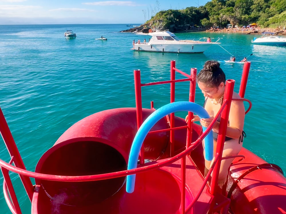 Passeio na Escuna Babylon, com toboágua e piscina infantil!