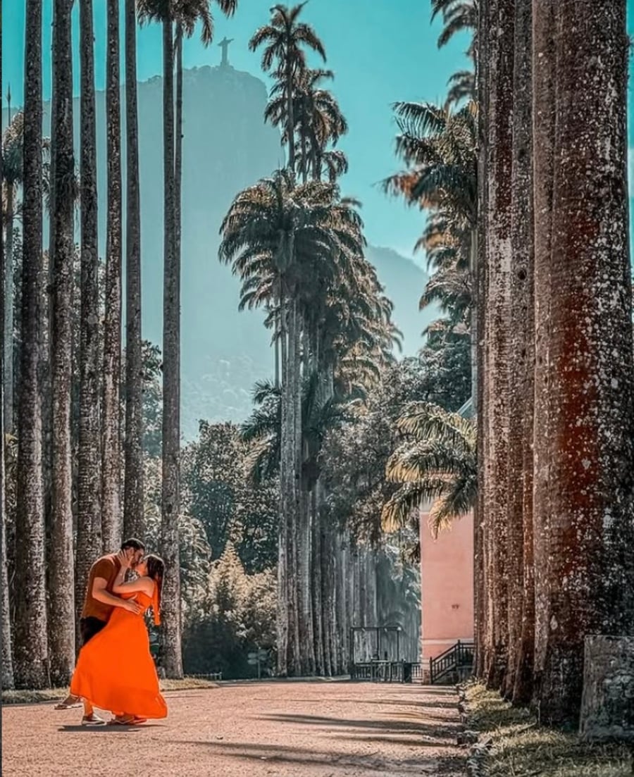 Ensaio fotográfico no Jardim Botânico do Rio de Janeiro com cenários naturais, palmeiras imperiais e registros cinematográficos em meio à natureza carioca.