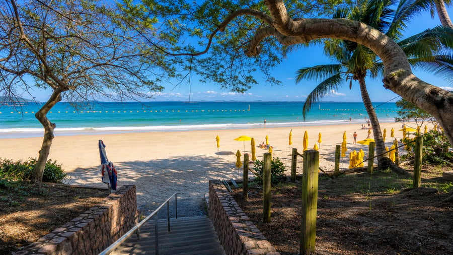 Vista aérea da Ilha dos Frades com mar cristalino durante passeio saindo de Salvador