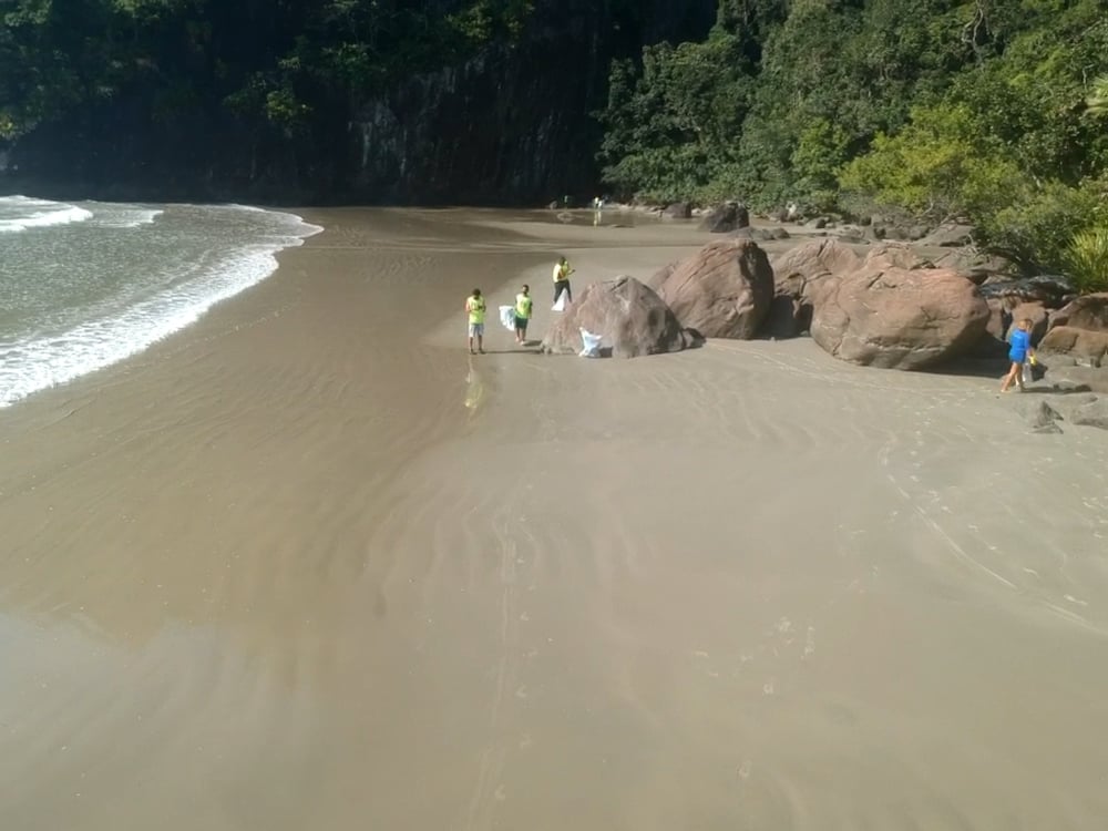Passeio de barco na Ilha de Guarau: praias desertas e cachoeira