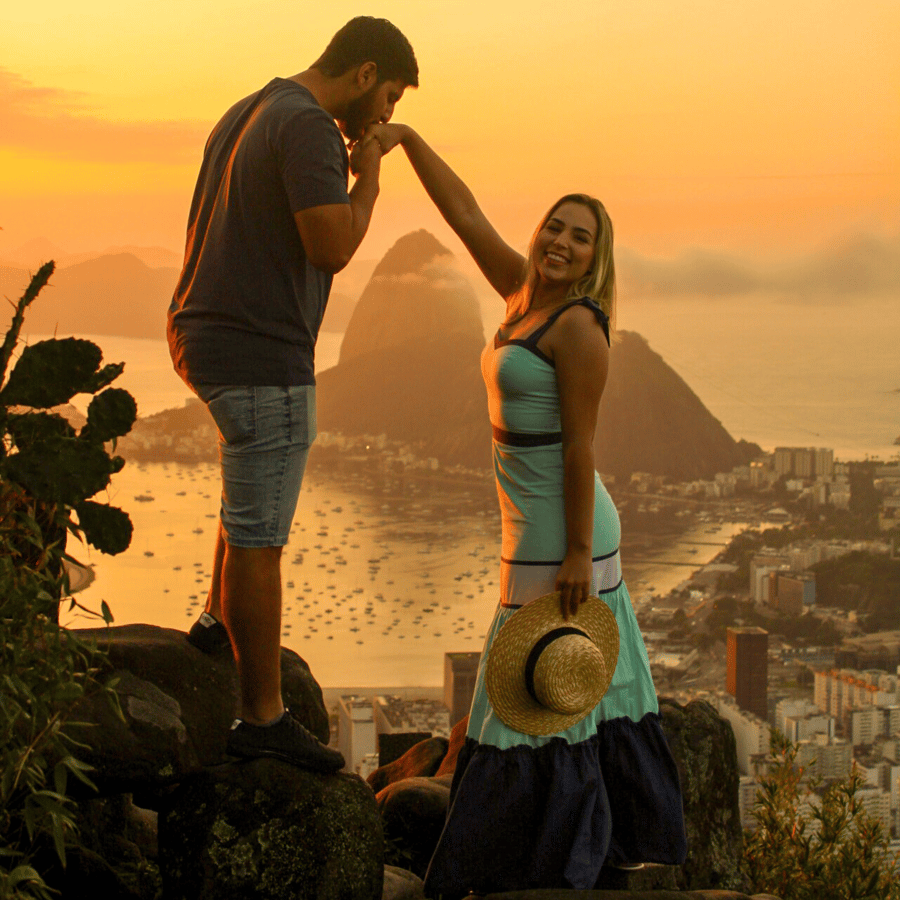 Desfrute de uma experiência inesquecível no Rio de Janeiro, explorando vistas deslumbrantes e natureza exuberante com um toque de aventura e romance!  Aproveite para tirar fotos incríveis e guardar memórias para sempre.