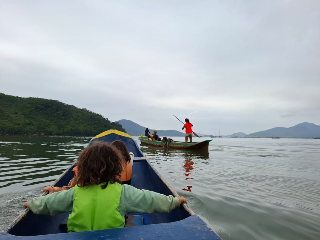 Pescador caiçara em canoa de madeira