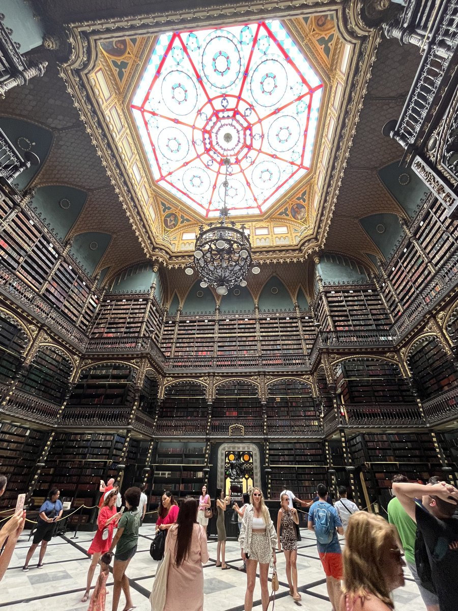 A Real Gabinete Português de Leitura é considerada uma das bibliotecas mais bonitas do mundo e não pareceria fora de lugar em um filme de Harry Potter