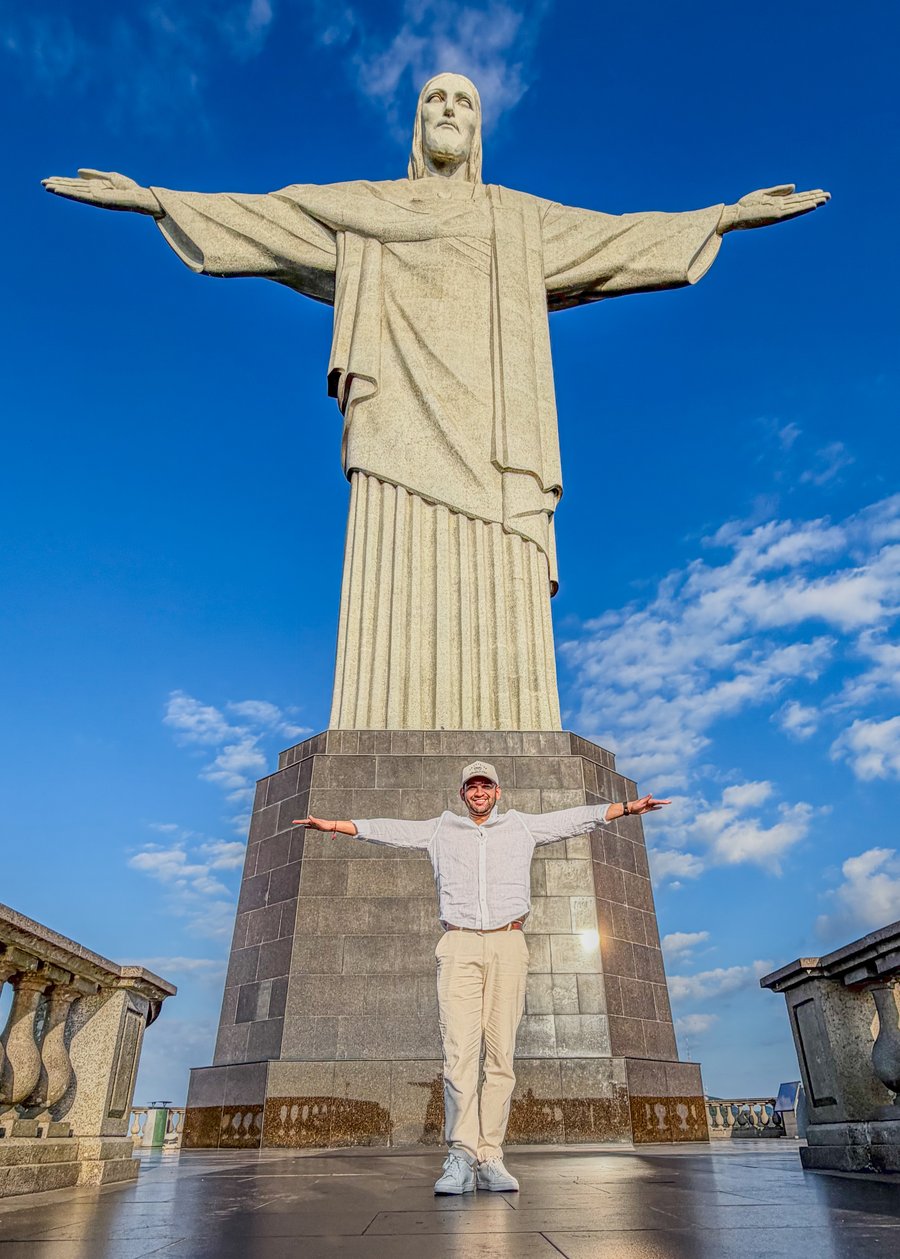 Ensaio fotográfico no Cristo Redentor com vista para o Rio de Janeiro.