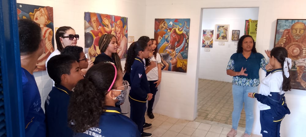 Condução da  Curadora, Alessandra Teixeira aos alunos do patronato São José (Ribamar)