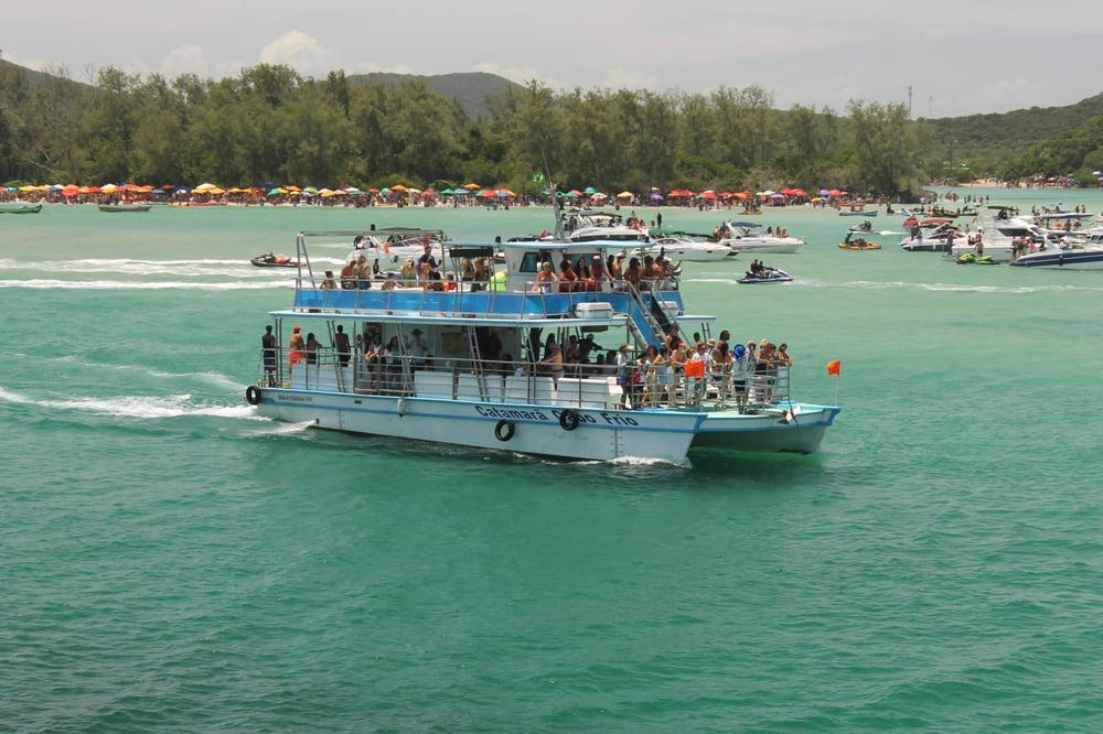 PASSEIO DE CATAMARÃ CABO FRIO