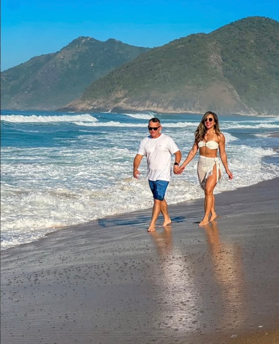 Ensaio pré-wedding na Praia de Grumari com cenário paradisíaco no Rio de Janeiro