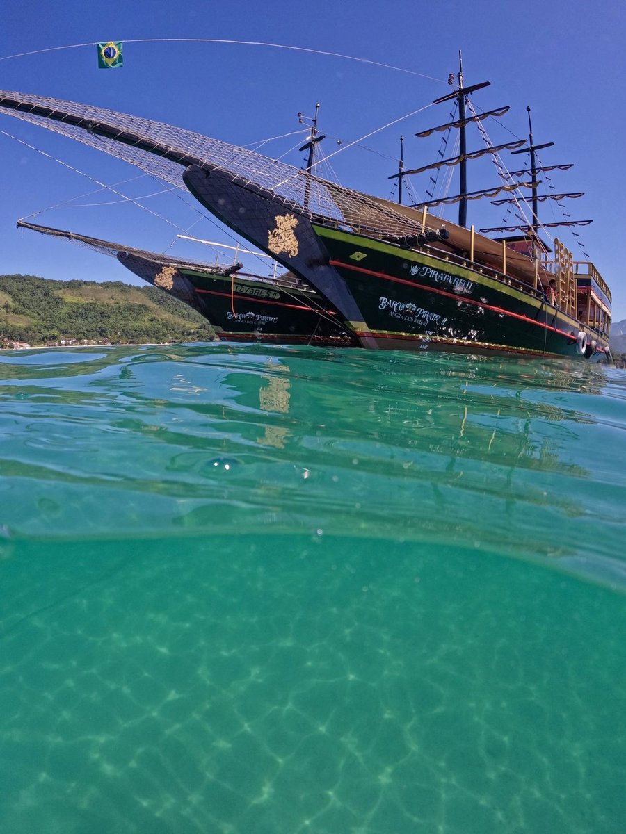 Barco Pirata en aguas turquesa