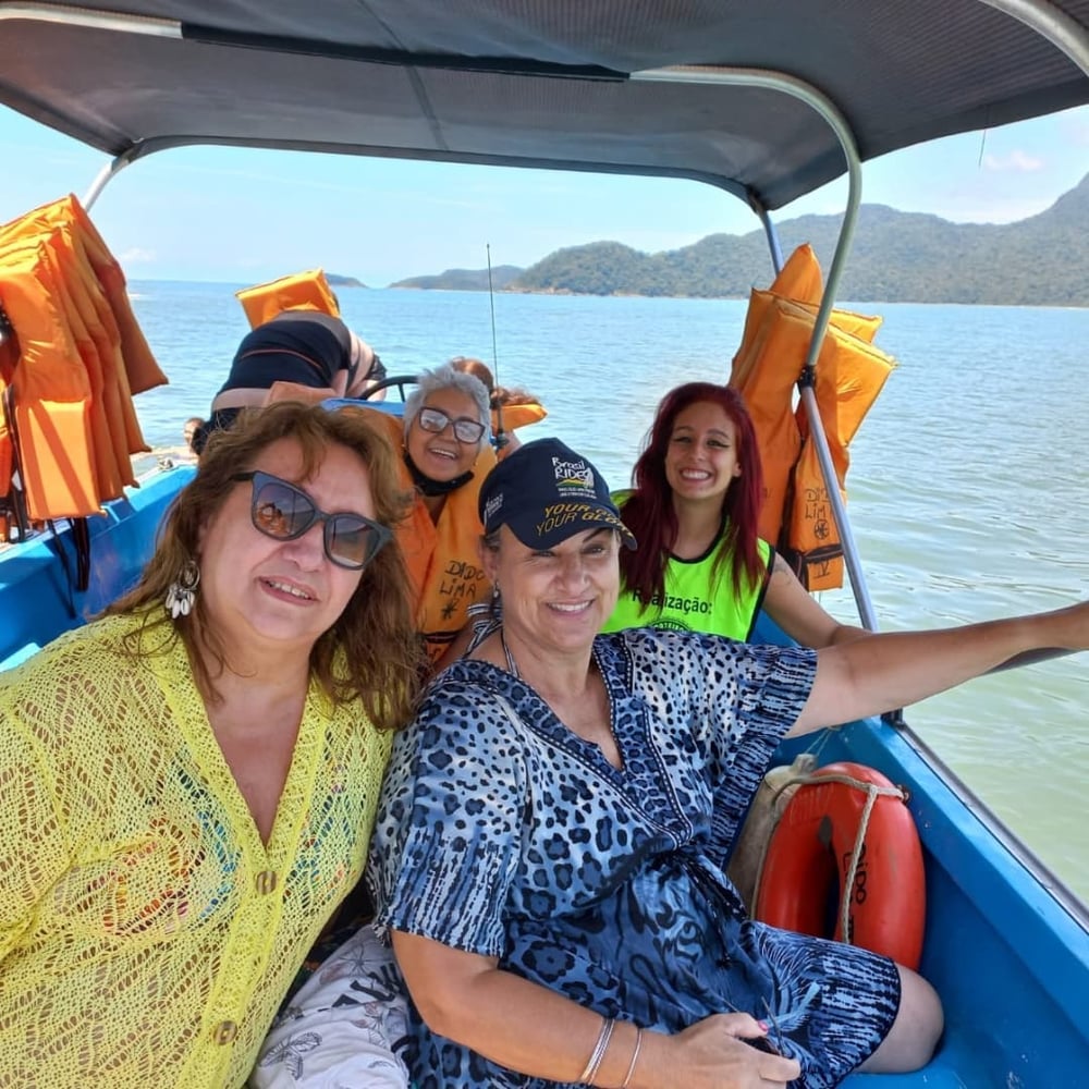 Passeio de barco na Ilha de Guarau: praias desertas e cachoeira