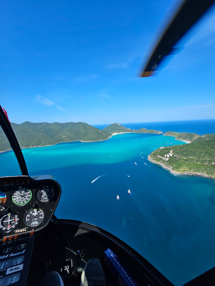 Sobrevoe a paradisíaca Praia do Forno e a icônica Ilha do Farol em Arraial do Cabo. Uma vista inesquecível do Caribe brasileiro que você só consegue do alto! Reserve com sinal de apenas 10%!