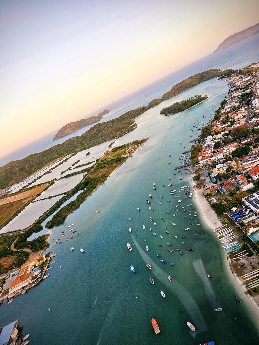 Sobrevoe o Canal Itajuru e a famosa Ilha do Japonês em Cabo Frio e encante-se com essa vista panorâmica inesquecível do alto. Reserve com sinal de apenas 10%!