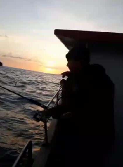 Pôr do sol em alto mar