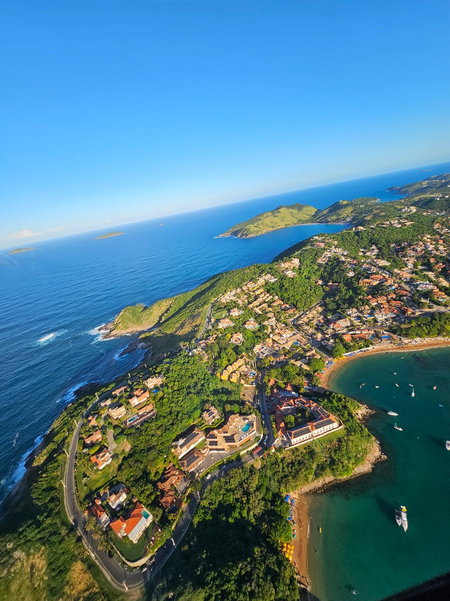 Sobrevoe as paradisíacas praias de João Fernandes e João Fernandinho em Búzios. Contemple o mar cristalino do melhor ângulo em um voo seguro. Reserve com 10%!