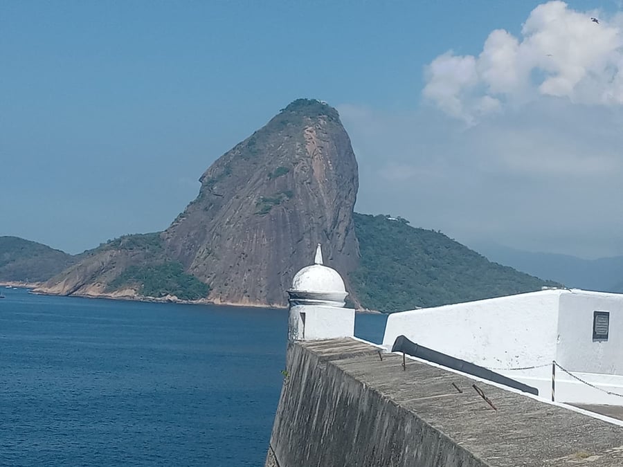 Pão de Açúcar de frente para a Fortaleza de Santa Cruz da Barra
