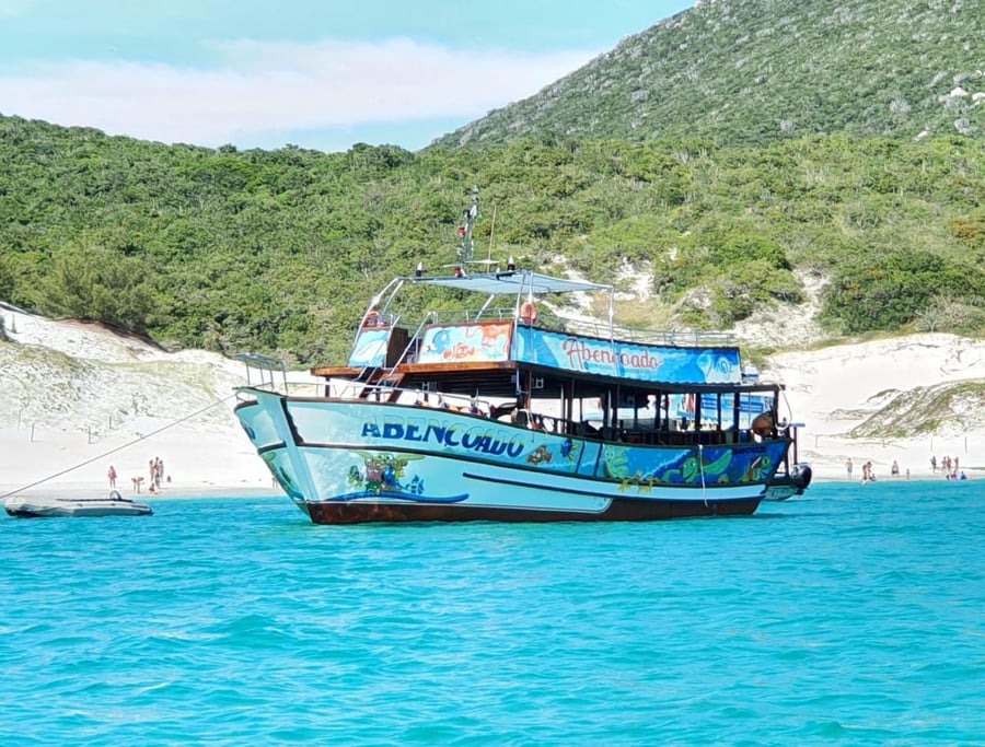 Nuestro barco en Arraial do Cabo