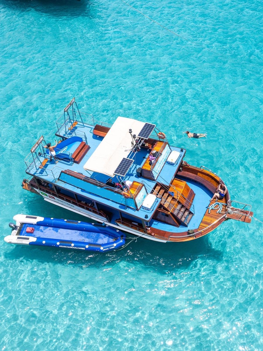 Passeio de Barco com Escorrega em Arraial do Cabo