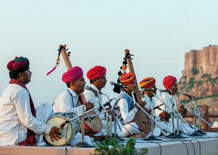 Benefícios do Combo  Seguro viagem incluso.  Guias especializados em português.  Flexibilidade de roteiro (opções extras de passeios).  Atendimento 24h durante a viagem.  Vantagens para seniores (menos caminhada, acessibilidade, jantares com música, horários confortáveis)