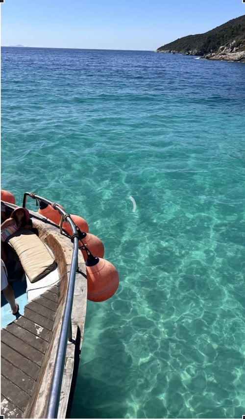🌊😱 Isso não é filtro. É o mar de Arraial do Cabo HOJE!