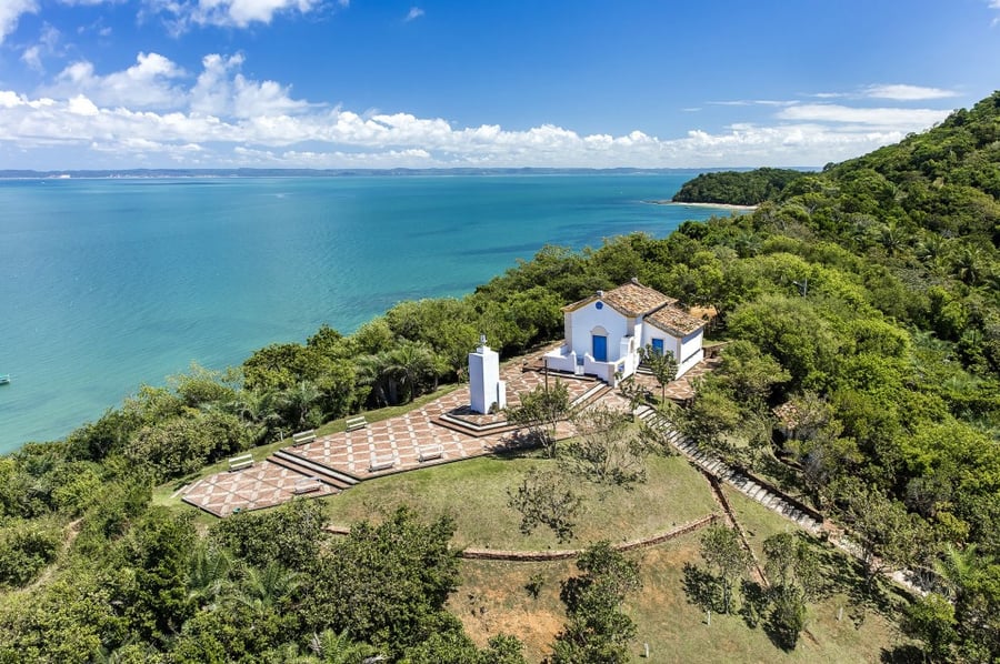 Além das praias paradisíacas, a Ilha dos Frades abriga a histórica Igreja de Nossa Senhora de Guadalupe, um dos símbolos culturais da ilha.
